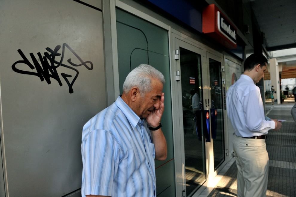 Anziano piange in Grecia_01