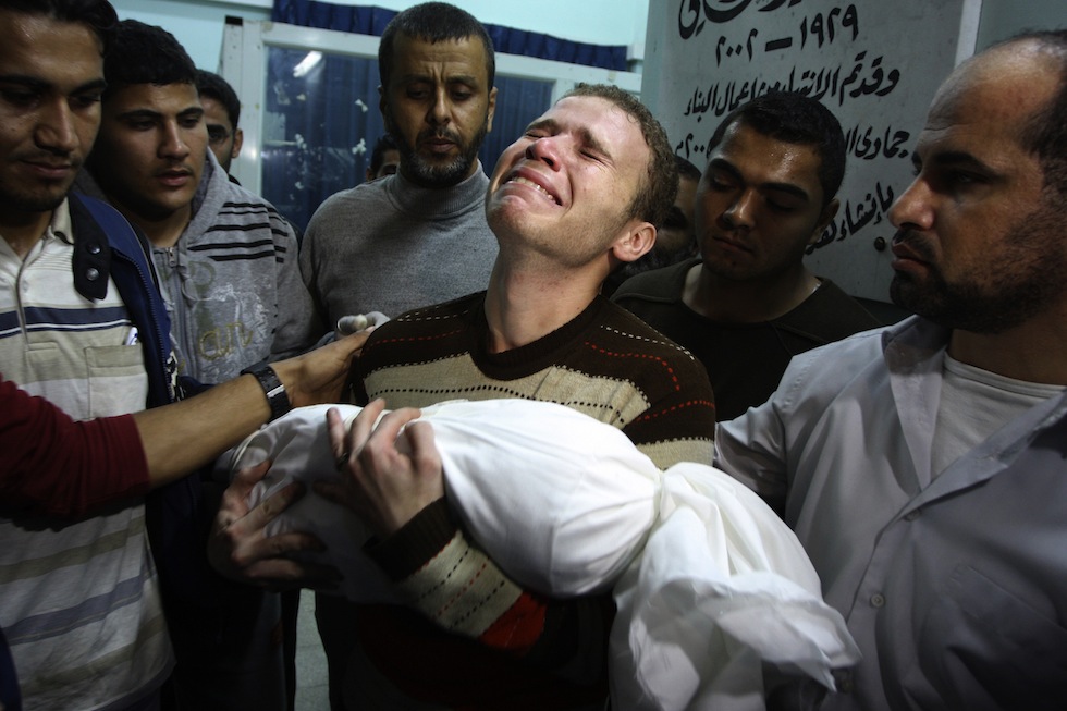 Foto simbolo della guerra a Gaza. Jihad Mashrawi, giornalista della BBC, tiene in braccio il corpo del figlio Omar, ucciso da un missile che colpì Gaza il primo giorno degli scontri tra israeliani e palestinesi nel novembre 2012 (AP Photo/Majed Hamdan, File)